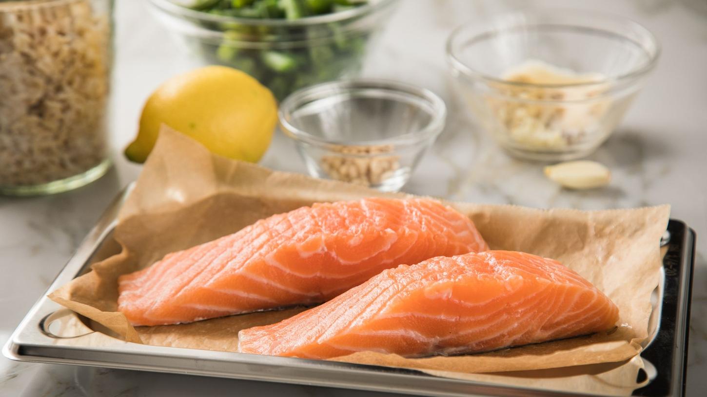 Einige Fischsorten sind reich an Omega-3-Fettsäuren.