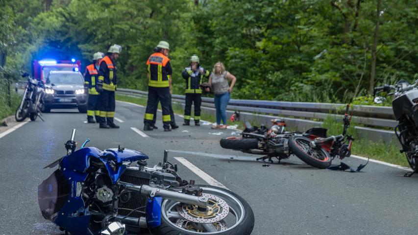 Ein 17- und ein 19-jähriger Motorradfahrer waren am Pfingstmontag gegen 18.40 Uhr auf der Staatsstraße 2281 in Richtung Hollfeld unterwegs. 
