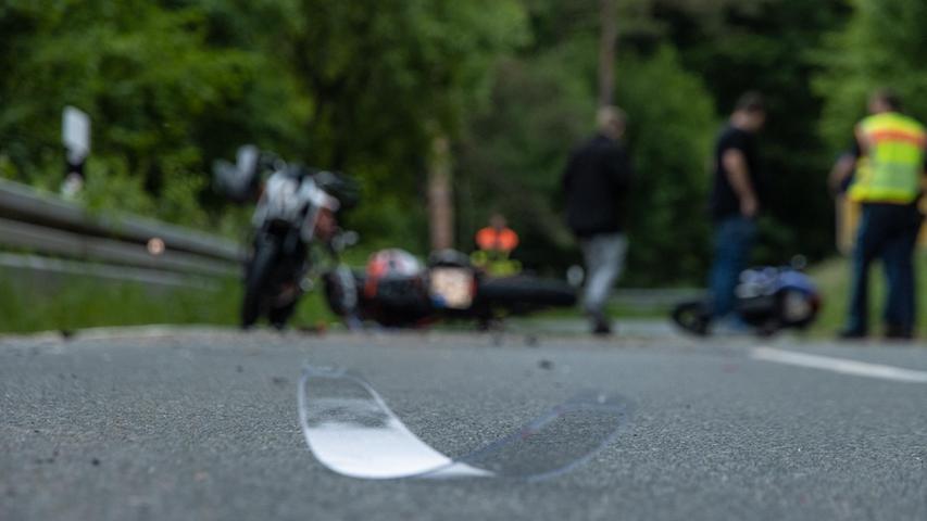 Die Polizisten stellten zudem fest, dass der 19-jährige Unfallverursacher nicht die erforderliche Fahrerlaubnis der Klasse A für das Motorrad besaß.
