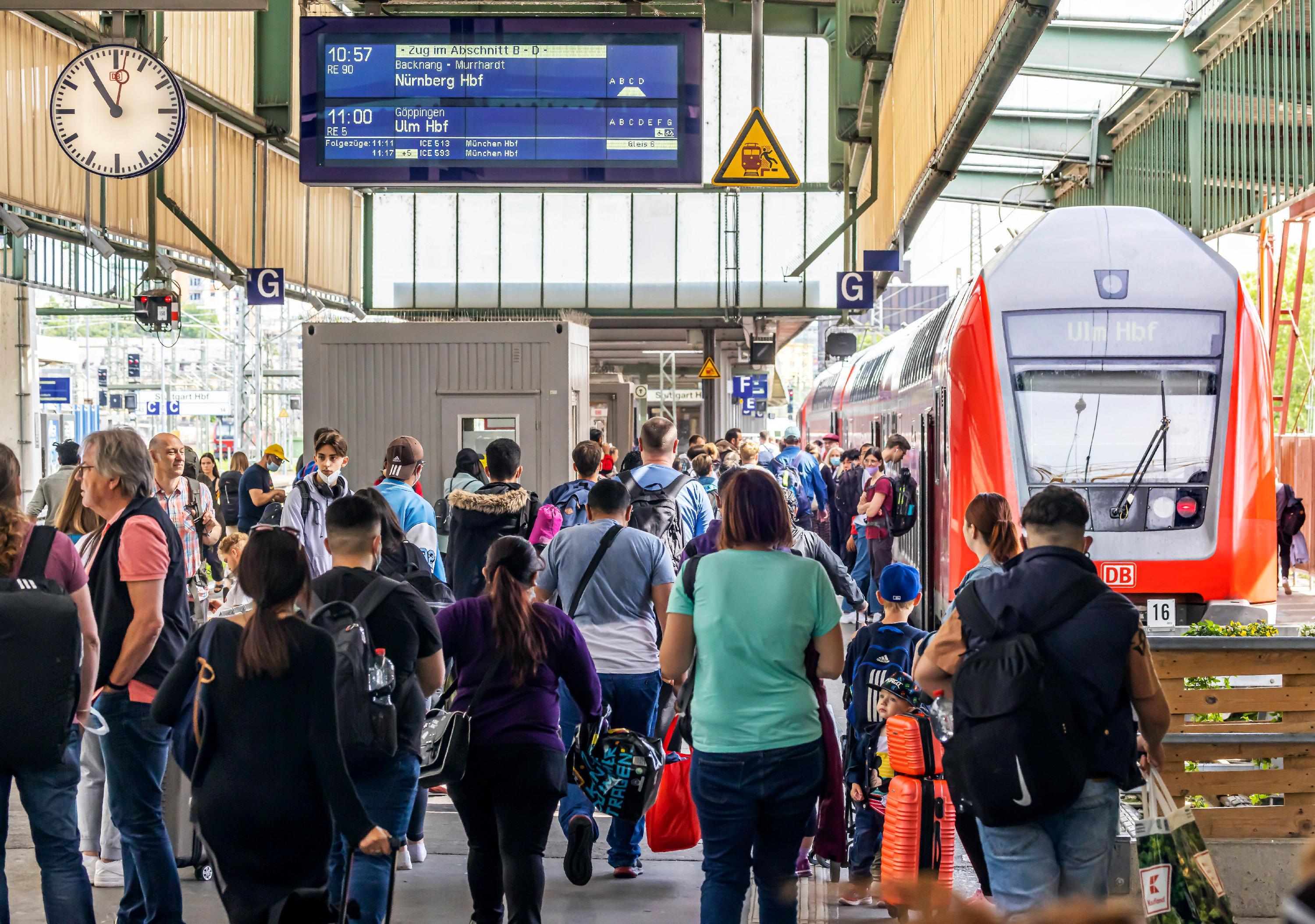 Viel los in den Bahnhöfen. Wie hier am Hauptbahnhof Stuttgart beschert das 9-Euro-Ticket der Bahn ein starkes Aufkommen