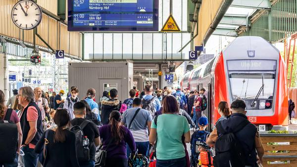 Viel los in den Bahnhöfen. Wie hier am Hauptbahnhof Stuttgart beschert das 9-Euro-Ticket der Bahn ein starkes Aufkommen