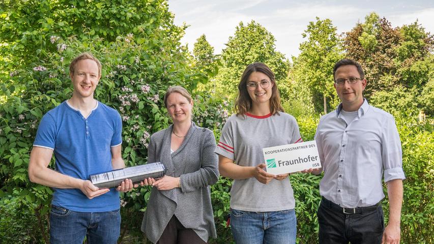 Die Projektwoche "Kristalle" legt den Grundstein für die Kooperation zwischen der Montessori Schule Herzogenaurach und dem Fraunhofer IISB. Von links: Michael Lang vom IISB, Sabine Kliem und Sandra Frankenberg, stellvertretend für das Klassenteam fünf bis sechs, und Christian Reimann, Gruppenleiter "Silizium und Spezialmaterialien".