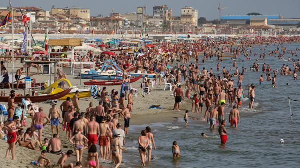 Italien, Pfingsten, tausende Italiener nutzen die Feiertage um ans Meer zufahren,,wie hier am Strand von Lido di Camaior
