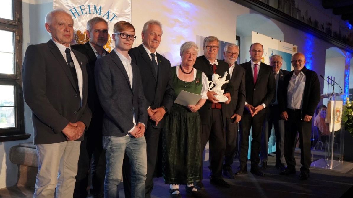 Die Vorsitzende Carola Kabelitz (Mitte) nahm mit einer Delegation des Geschichts- und Heimatvereins den "Heimatpreis Bayern 2022"entgegen, den Minister Albert Füracker (Dritter von rechts) überreichte.
