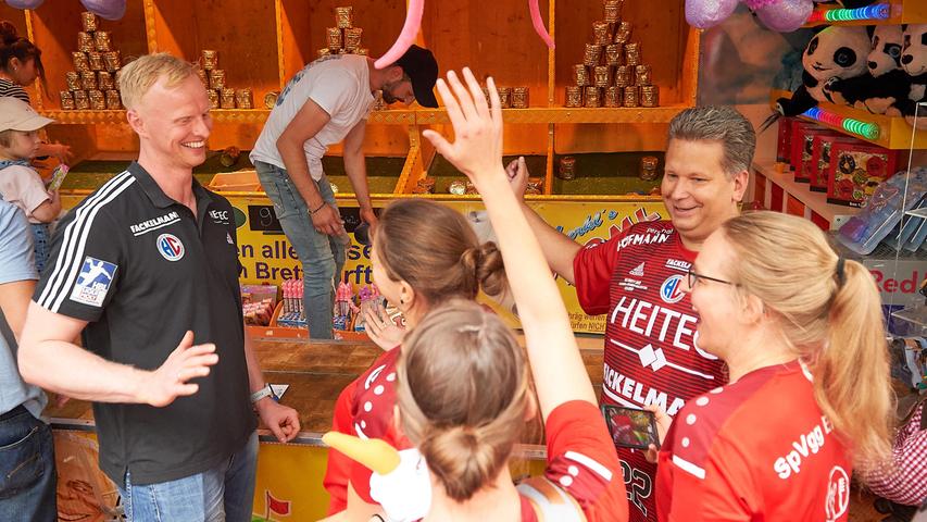 Warmwerfen für die Red Party: Der HC Erlangen hat Spaß auf der Bergkirchweih