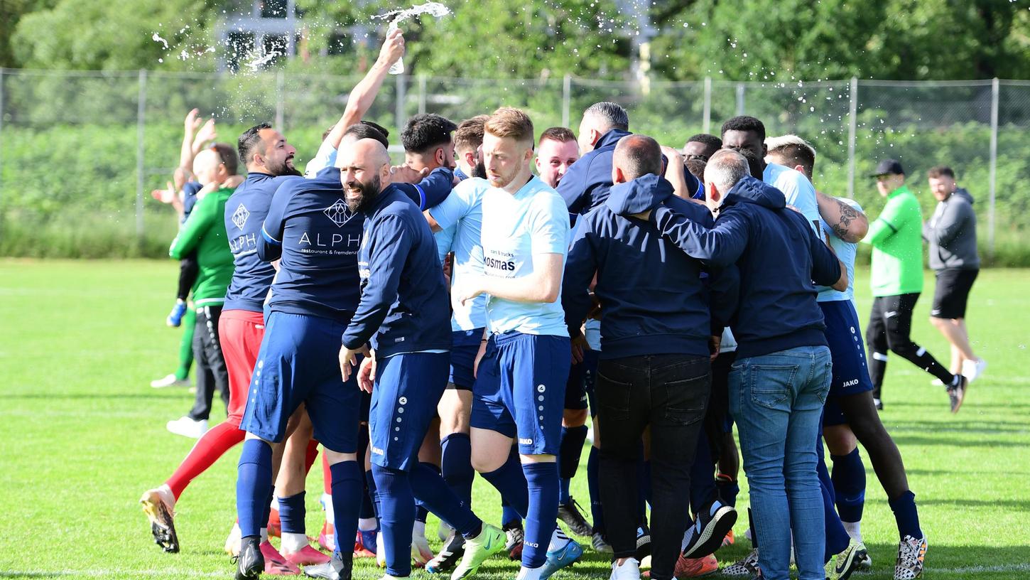 Party am Fuchsloch: Die Fußballer und Betreuer des SSV Elektra Hellas nach dem letzten Spieltag.
Party am Fuchsloch: Die Fußballer und Betreuer des SSV Elektra Hellas nach dem letzten Spieltag.