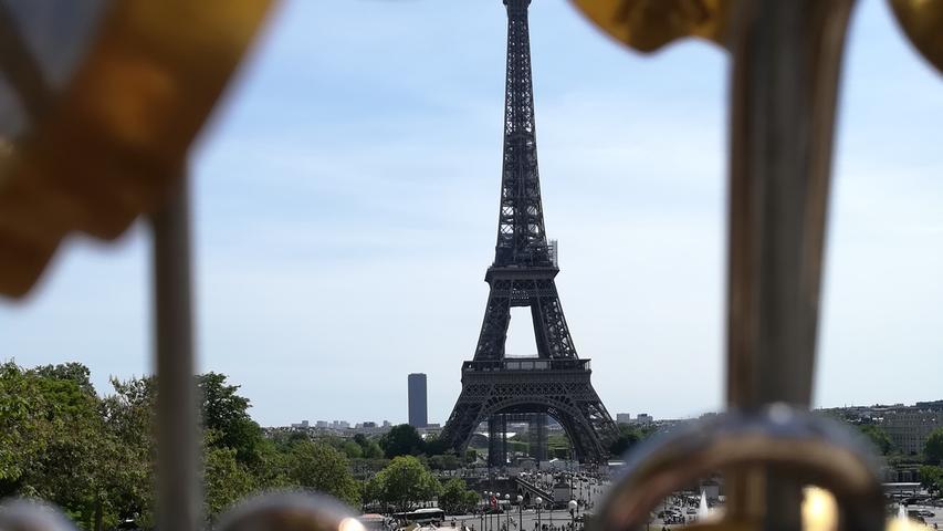 Wer eine Pause vom Park braucht, fährt in einer guten halben Stunde mit dem RER ins Pariser Zentrum und gelangt von dort mit der Metro etwa zur Haltestelle "Trocadero", die einen guten Blick auf den Eifelturm bietet.