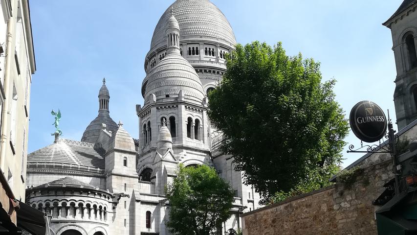 Eine kleine Bergtour ist beim Paris-Aufenthalt auch Pflicht: Auf dem Hügel liegt die Kirche Sacré Coeur, von der man einen tollen Blick über die französische Hauptstadt erhält. Die Mühen lohnen sich also. Für faule fährt auch ein kleiner E-Bus durch das Künstlerviertel Montmartre zur Kirche.