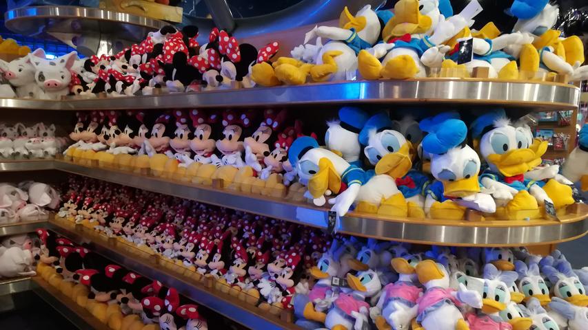 Wer ins Disneyland geht, kommt an ihnen nicht vorbei: Plüschtieren von Mickey und ihren Freunden, Tassen und Kleidung sowie anderen Merchandise-Artikeln. An jeder Ecke gibt es Souvenirs.