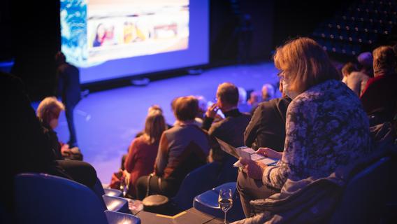 Es erwartet Sie eine spektakuläre Show der Farben, Klänge und Emotionen mit Reiner Meutsch und Künstlern aus aller Welt. Es erwartet Sie eine spektakuläre Show der Farben, Klänge und Emotionen mit Reiner Meutsch und Künstlern aus aller Welt.