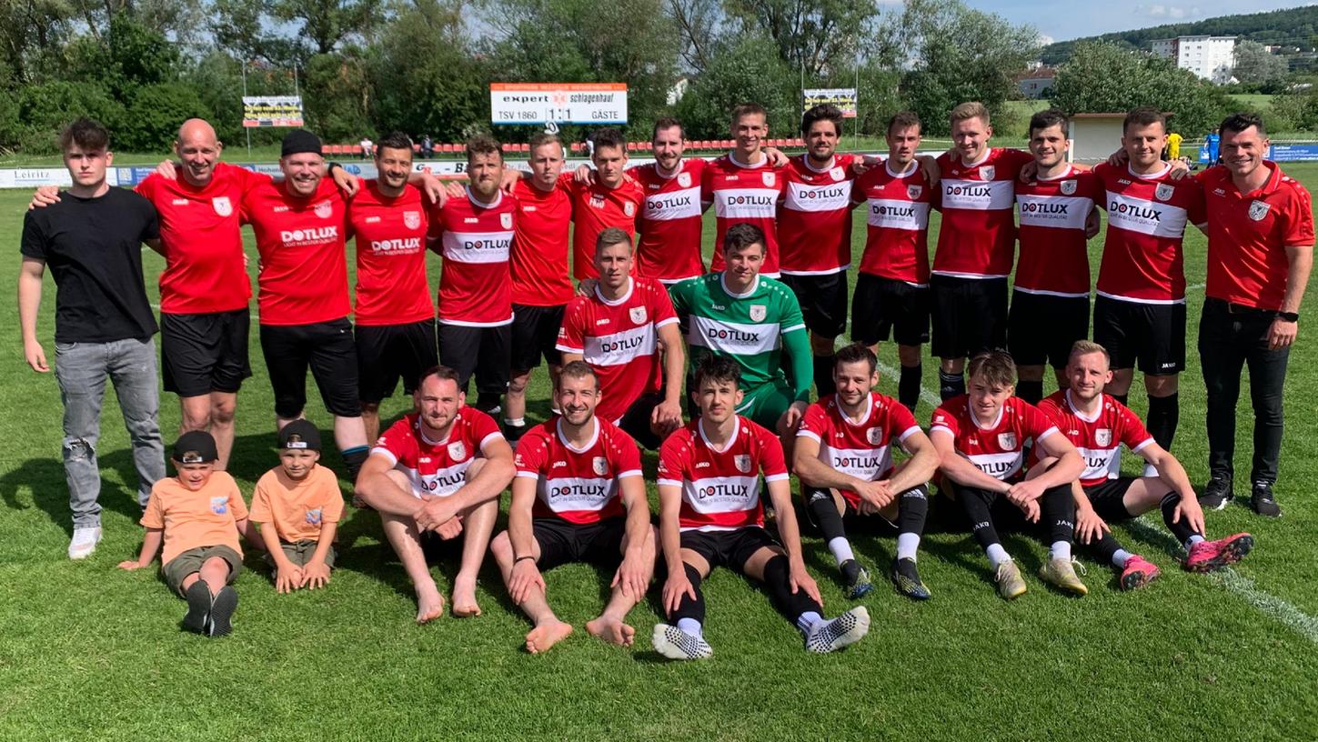 Nach dem letzten Spieltag und einem 4:3-Sieg gegen Vorwärts Röslau stellte sich die junge Weißenburger Mannschaft samt Trainern zum Saisonabschlussfoto. Nach dem ersten Landesliga-Jahr seit der Saison 1992/1993 herrscht im TSV-1860-Lager rundum Zufriedenheit mit dem Abschneiden