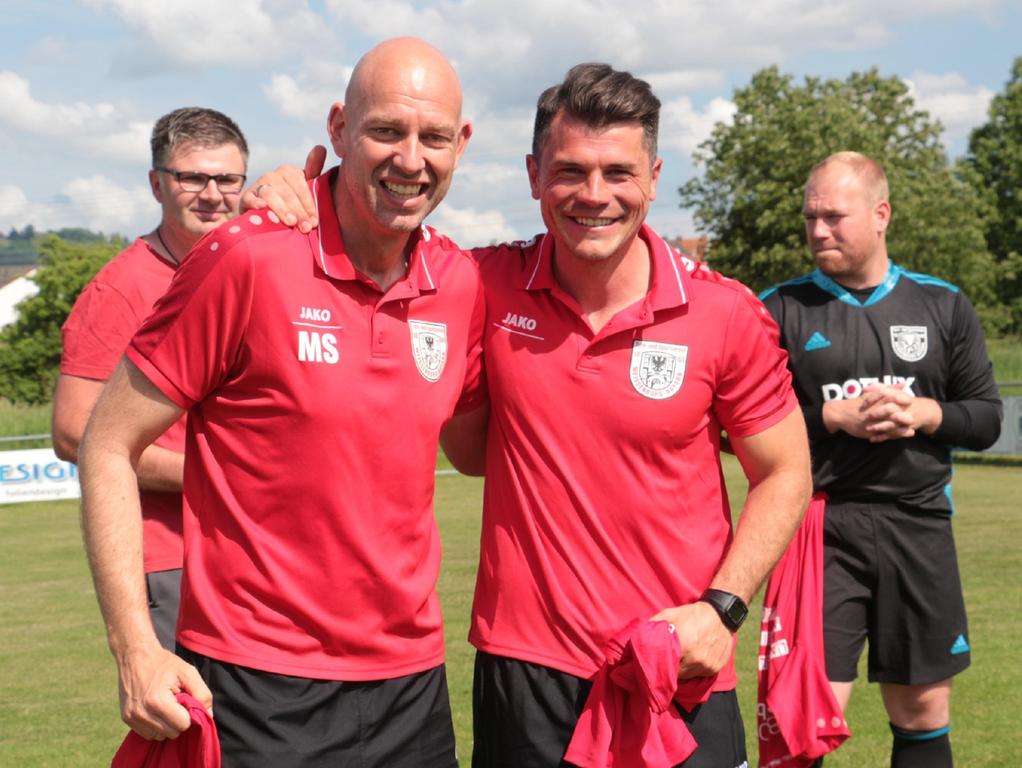 Die vergangene Landesliga-Saison hat auch den Weißenburger Trainern Michael Seitz (links) und Markus Vierke (rechts) beste Laune gemacht.