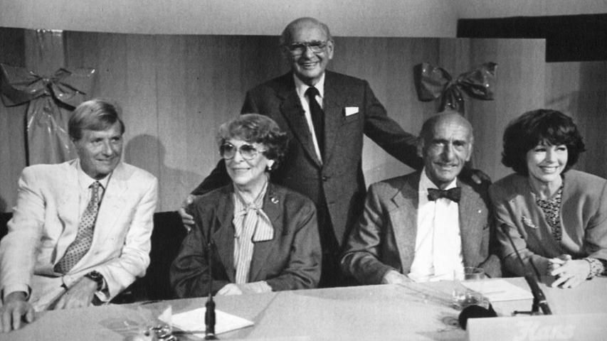 Die am 23. Mai 1920 in Bamberg geborene Annette von Aretin war 1954 die erste Fernsehansagerin des Bayerischen Rundfunks. Große Popularität erlangte sie ab 1961 als Mitglied des Rateteams der ARD-Reihe "Was bin ich?" mit Robert Lembke. Zusammen mit dem gesamten Rateteam wurde sie 1967 mit der Goldenen Kamera ausgezeichnet.
