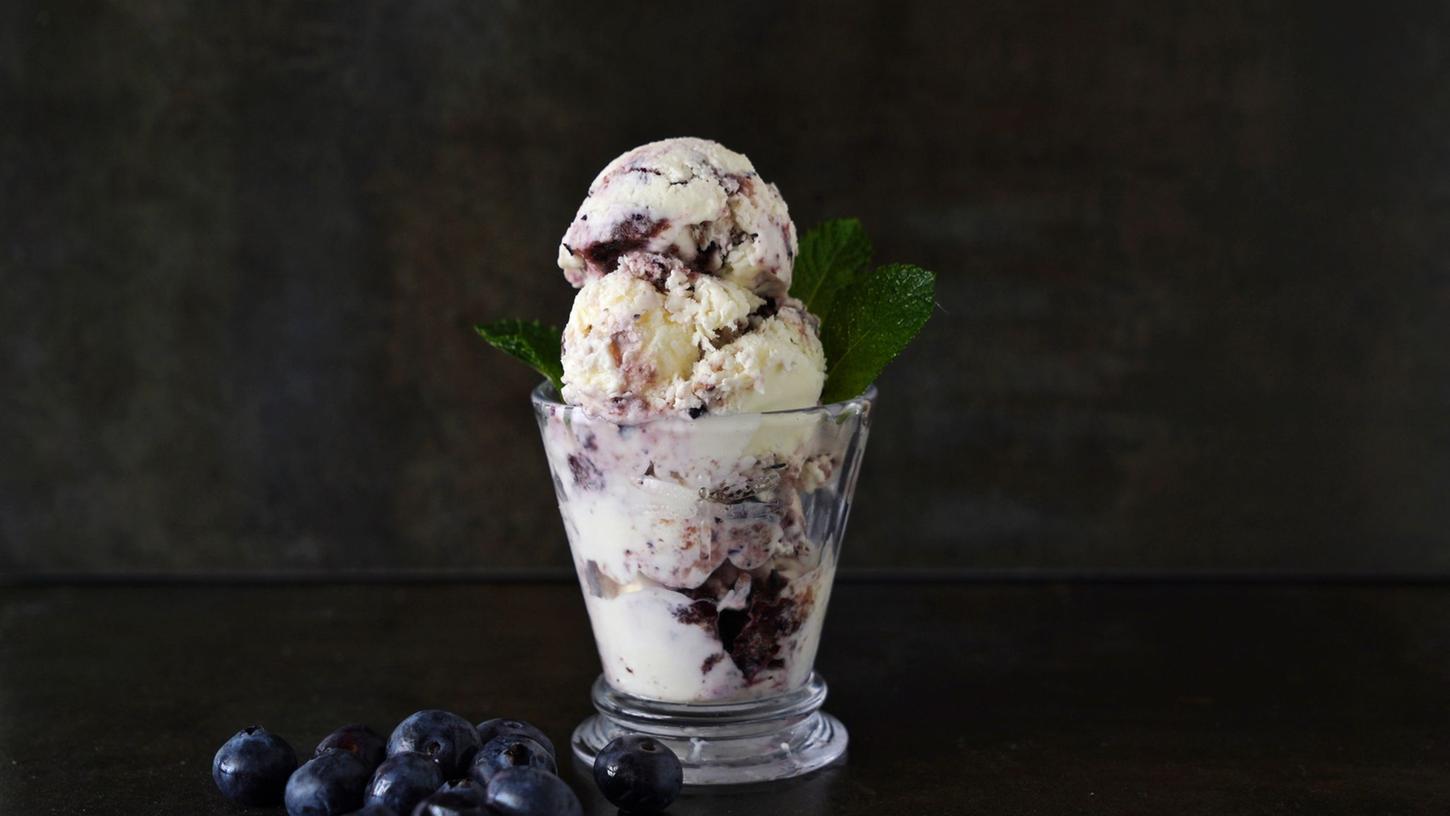 Ganz ohne Eismaschine lässt sich cremiger Frozen Yogurt selbst zaubern. Ganz ohne Eismaschine lässt sich cremiger Frozen Yogurt selbst zaubern.
