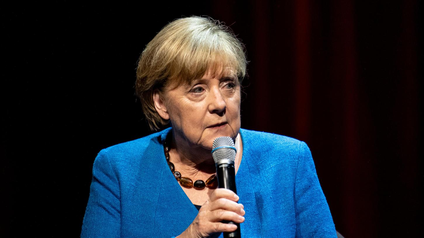 Es war ihr erster öffentlicher Auftritt seit rund einem halben Jahr: Die ehemalige Bundeskanzlerin Angela Merkel (CDU) antwortete im Berliner Ensemble auf Fragen des Journalisten und Autors Alexander Osang.