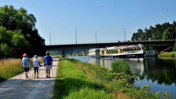 Flusskreuzfahrtschiff kollidierte in Forchheim mit Eisenbahnbrücke: So ist nun die Lage