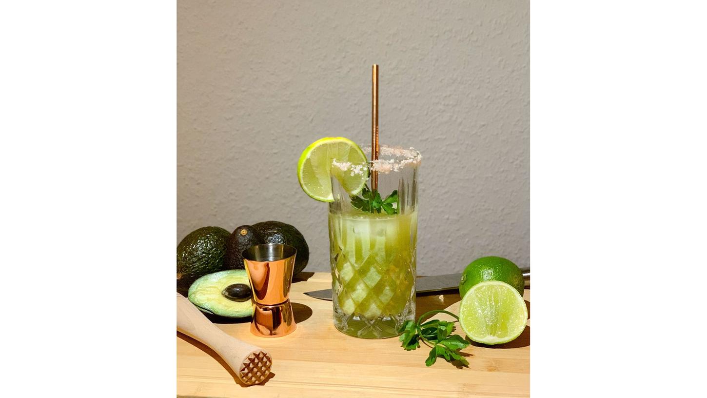 In die Guacamolita kommen Tequila, frischer Koriander, Zuckersirup, Tabasco, Limettensaft - und Avocado. Der Salzrand am Glasrand verstärkt den Geschmack. In die Guacamolita kommen Tequila, frischer Koriander, Zuckersirup, Tabasco, Limettensaft - und Avocado. Der Salzrand am Glasrand verstärkt den Geschmack.