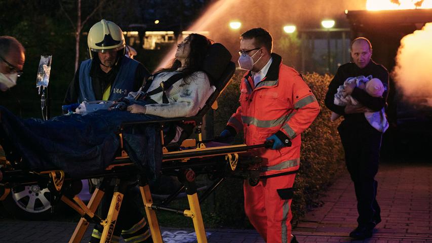 Hamburg wird von einer Serie von Anschlägen erschüttert. Dabei wird auch das Haus eines Polizisten in Brand gesetzt und dessen Ehefrau lebensgefährlich verletzt.