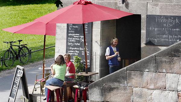 Längst kein Geheimtipp mehr, aber immer einen Besuch wert: Das Café Schnepperschütz. Nach jahrelanger Schließung wurde das Gelände am Hallertor 2009 aufpoliert und in ein Tagescafé verwandelt. Wenn auf den Stühlen kein Platz mehr ist, machen es sich die nach Erholung Dürstenden auf der Treppe bequem.