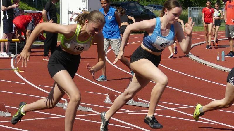 Obwohl Hanna Rummer (rechts) über 100 Meter in 14,36 Sekunden Bestzeit lief, ging es in der Gesamtwertung nach unten.
Obwohl Hanna Rummer (rechts) über 100 Meter in 14,36 Sekunden Bestzeit lief, ging es in der Gesamtwertung nach unten.