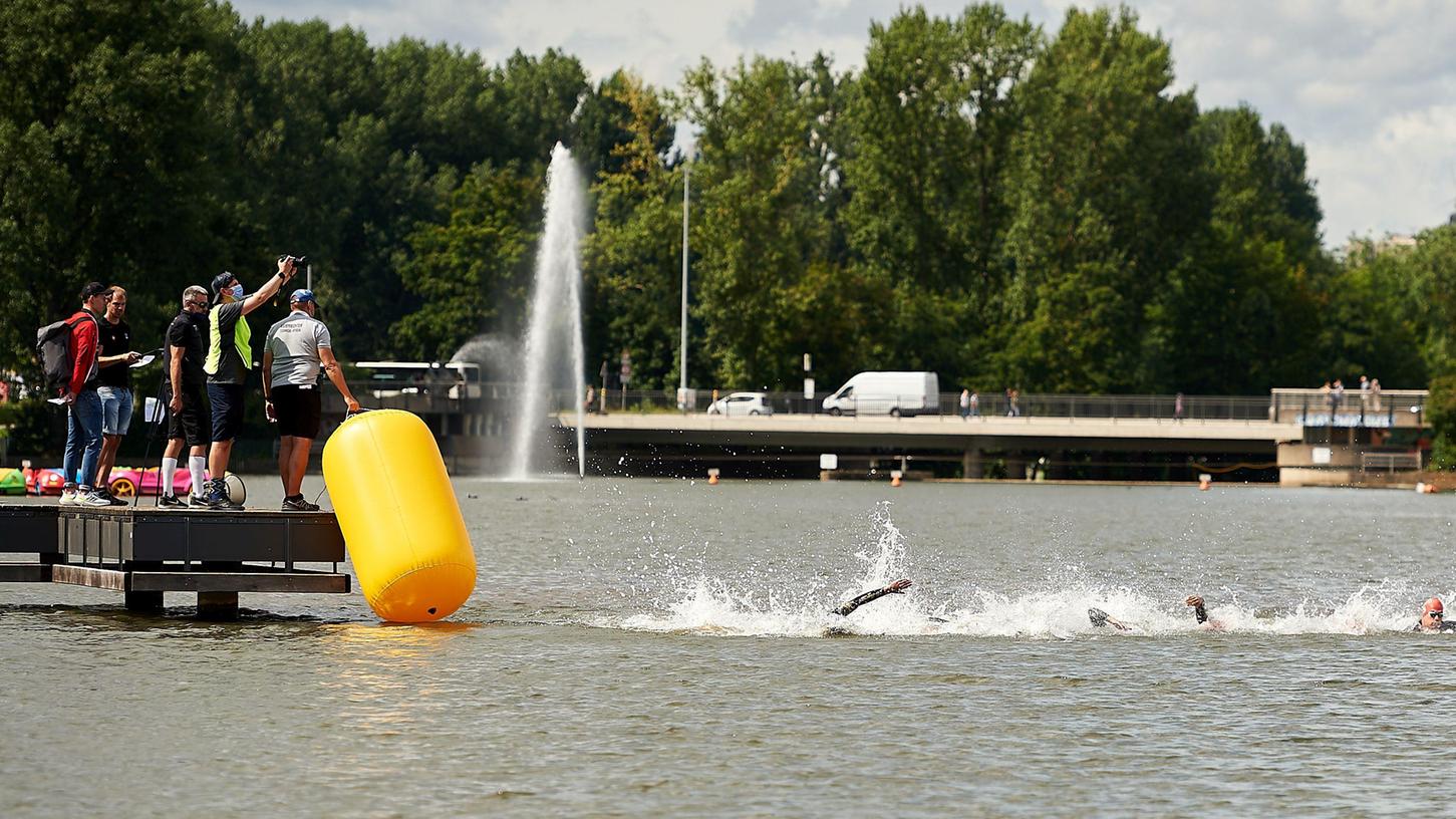 Schwimmstrecke im Wöhrder See: 2021 durften nur die Athleten der Bundesliga-Teams ran. 2022 sind auch Breitensportler am Start. 
