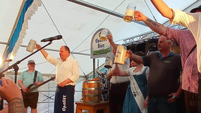 Endlich wieder Bieranstich bei der Kirchweih in Schweinau.