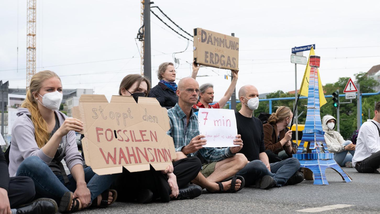 Hier fordern die Klimaaktivisten in Dresden den Verzicht der Finanzierung neuer fossiler Infrastruktur.
