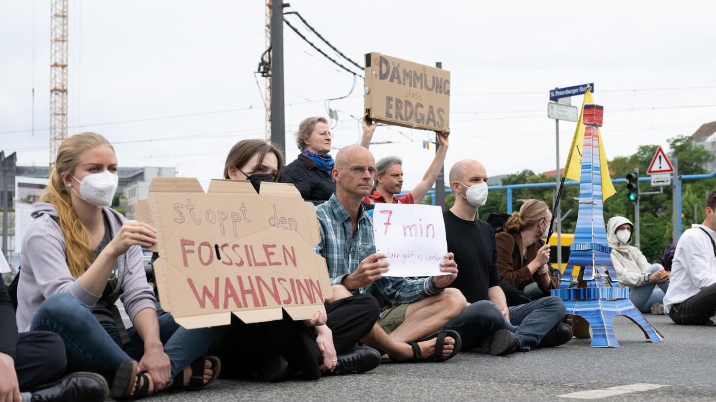 Umweltaktivisten der Gruppe "Letzte Generation" saßen während einer Demonstration auf einer Fahrbahn in Dresden.