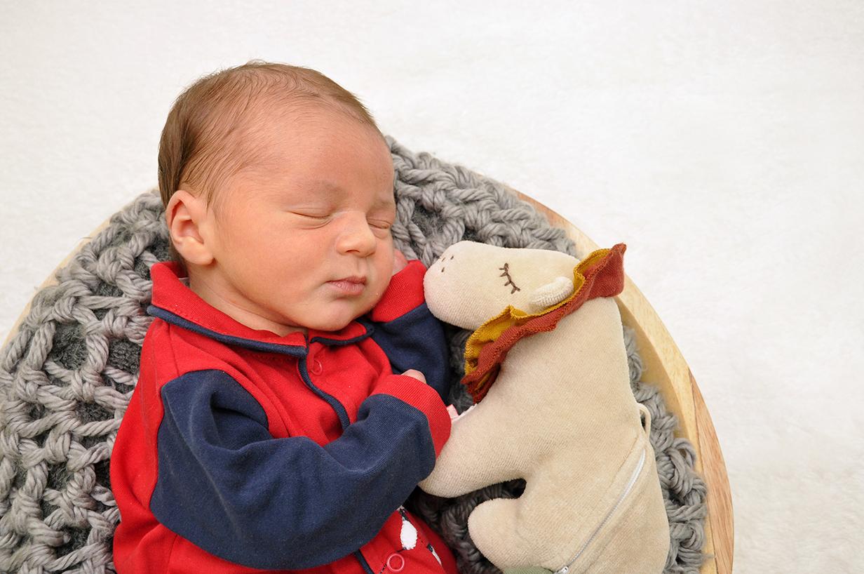 Eduardo kam im Klinikum Hallerwiese auf die Welt und brachte nach der Geburt 3540 Gramm bei 56 Zentimetern auf die Waage. Auf dem Bild kuschelt er schon mit seinem ersten Kuscheltier.