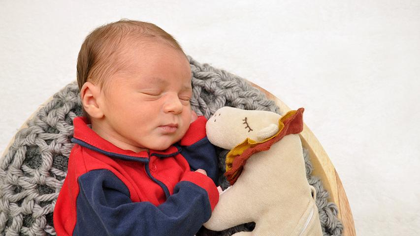 Eduardo kam im Klinikum Hallerwiese auf die Welt und brachte nach der Geburt 3540 Gramm bei 56 Zentimetern auf die Waage. Auf dem Bild kuschelt er schon mit seinem ersten Kuscheltier.