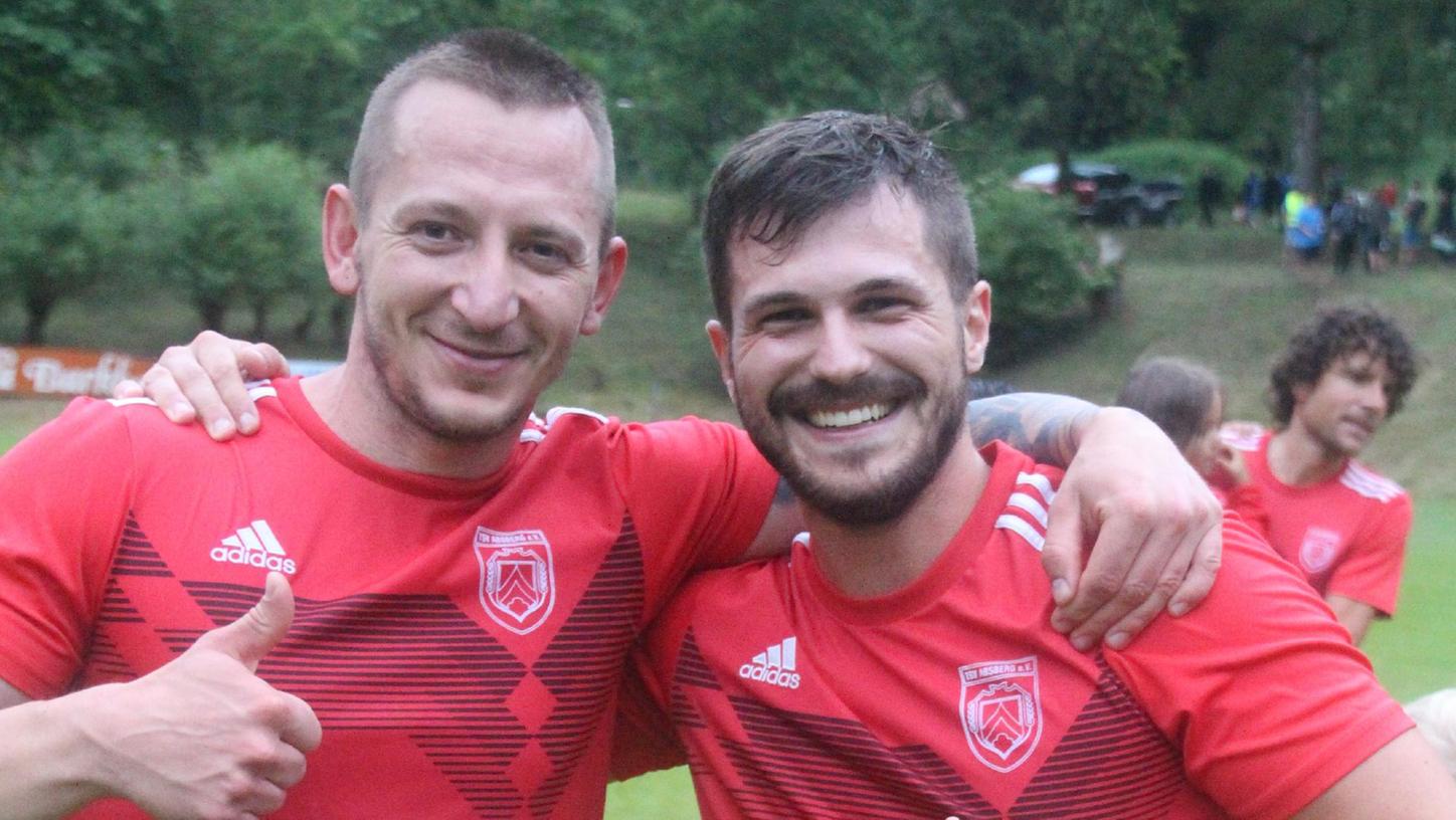 Mit insgesamt drei Treffern machte dieses Duo im Relegationsderby gegen Spalt den Unterschied: Absbergs Doppeltorschütze Pavol Zemanovic (links) und Spielertrainer Pascal Schärtel, der per Kopf den späten Ausgleich erzielt hatte.
Mit insgesamt drei Treffern machte dieses Duo im Relegationsderby gegen Spalt den Unterschied: Absbergs Doppeltorschütze Pavol Zemanovic (links) und Spielertrainer Pascal Schärtel, der per Kopf den späten Ausgleich erzielt hatte.