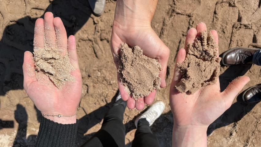 Doch Sand ist nicht gleich Sand: Die Bandbreite geht von feinem Sandkasten-Sand (links) bis zu etwas gröberem Sand, wie die Betonindustrie ihn benötigt (rechts).
