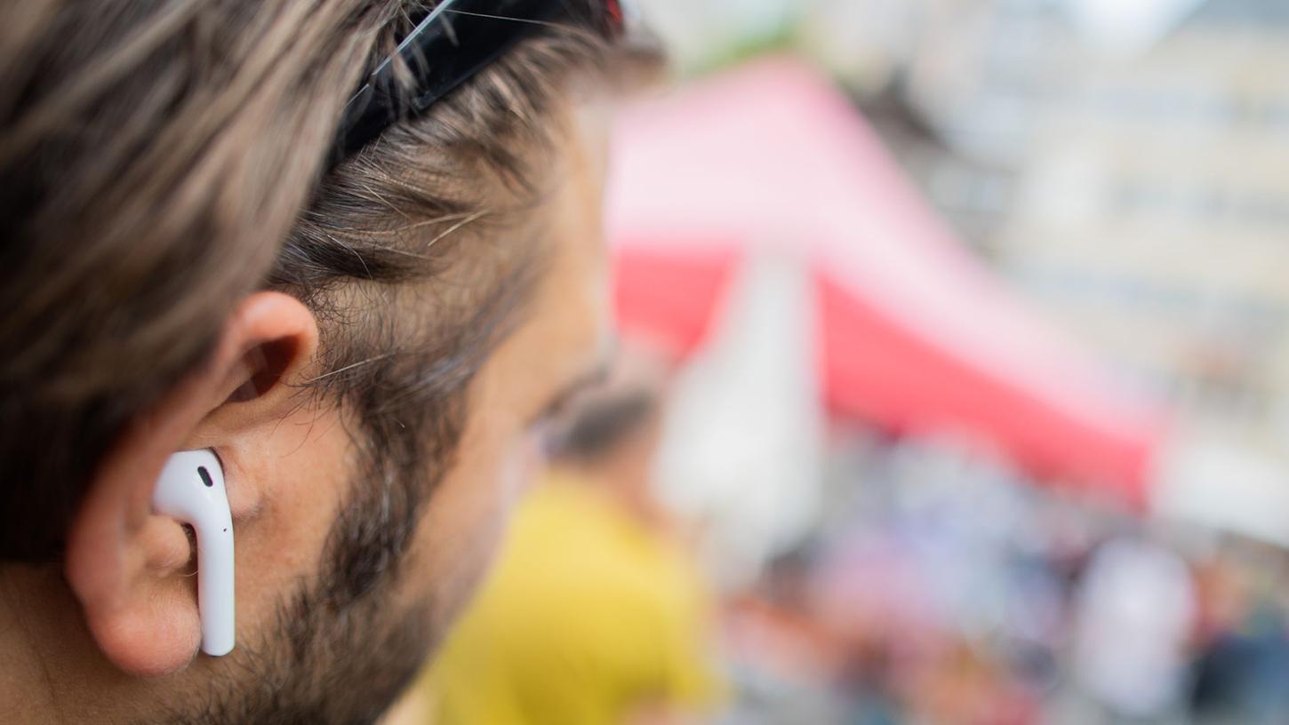 Lässt sich Musik teilen? Irgendwie ja: Mit Auracast kann künftig etwa ein einziges Smartphone beliebig viele Bluetooth-Kopfhörer in der Umgebung gleichzeitig bespielen. Lässt sich Musik teilen? Irgendwie ja: Mit Auracast kann künftig etwa ein einziges Smartphone beliebig viele Bluetooth-Kopfhörer in der Umgebung gleichzeitig bespielen.