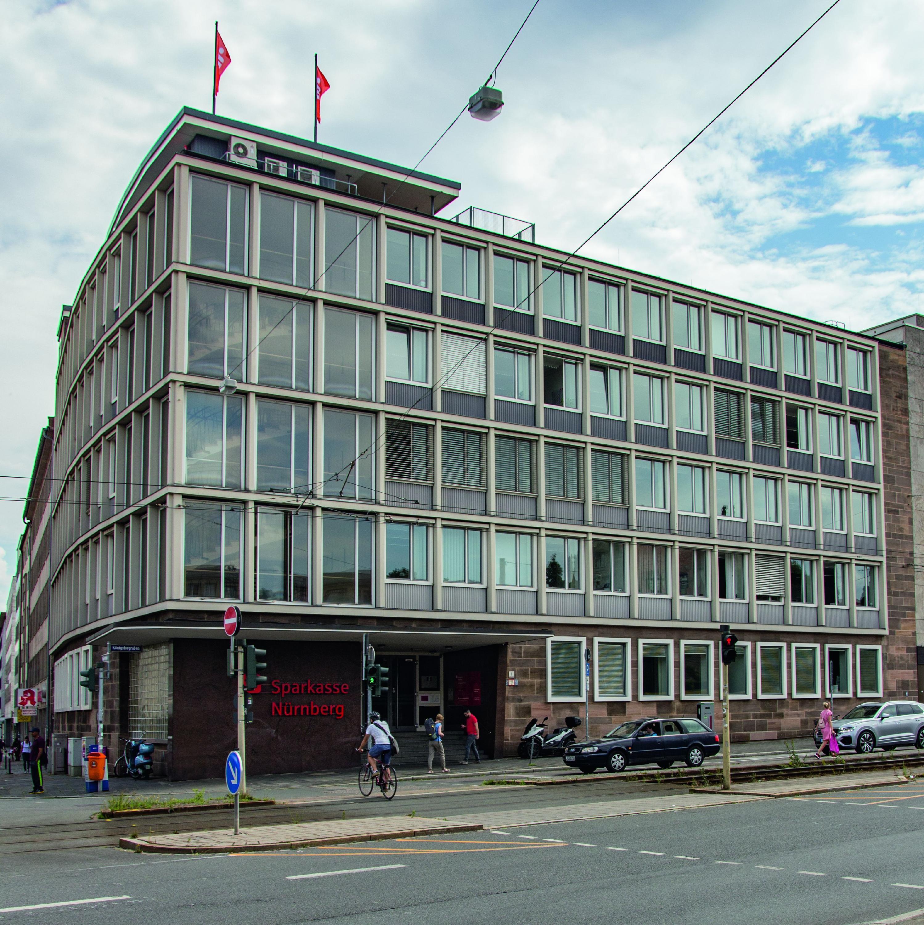 Die ehemalige Niederlassung der Münchener und Aachener Versicherung am Königstorgraben hat eine filigrane Fassade aus Glas und Stahlbeton.