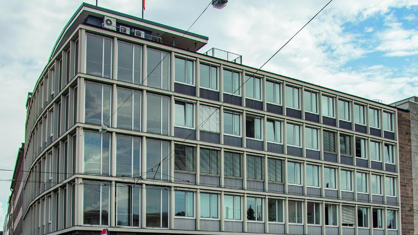 Die ehemalige Niederlassung der Münchener und Aachener Versicherung am Königstorgraben hat eine filigrane Fassade aus Glas und Stahlbeton.