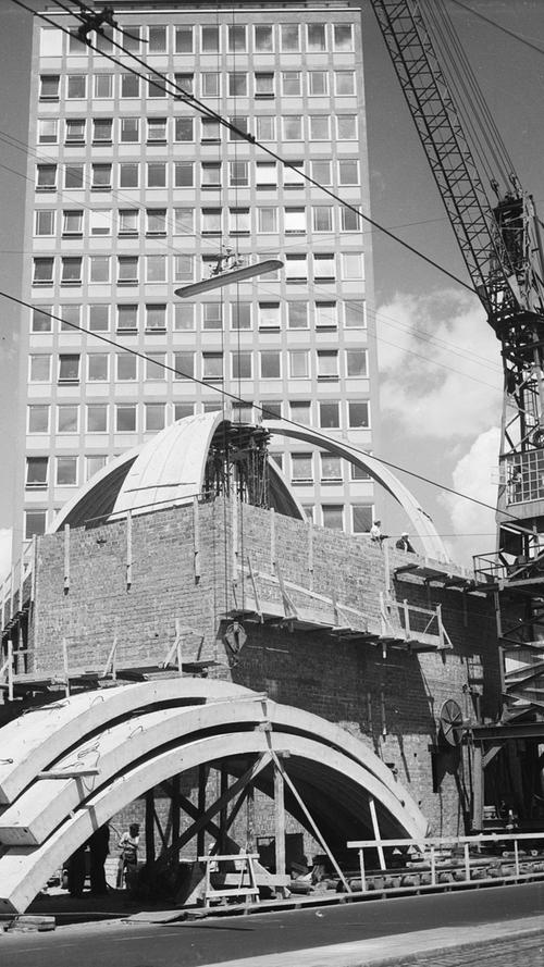 Beton ist biegsam: Die Fertigteile für die Kuppel des Planetariums am Plärrer wurden 1960 mit Hilfe eines Krans zusammengesetzt. Im Hintergrund ist das bekannte, denkmalgeschützte Hochhaus, das Architekt Wilhelm Schlegtendal entworfen hat.