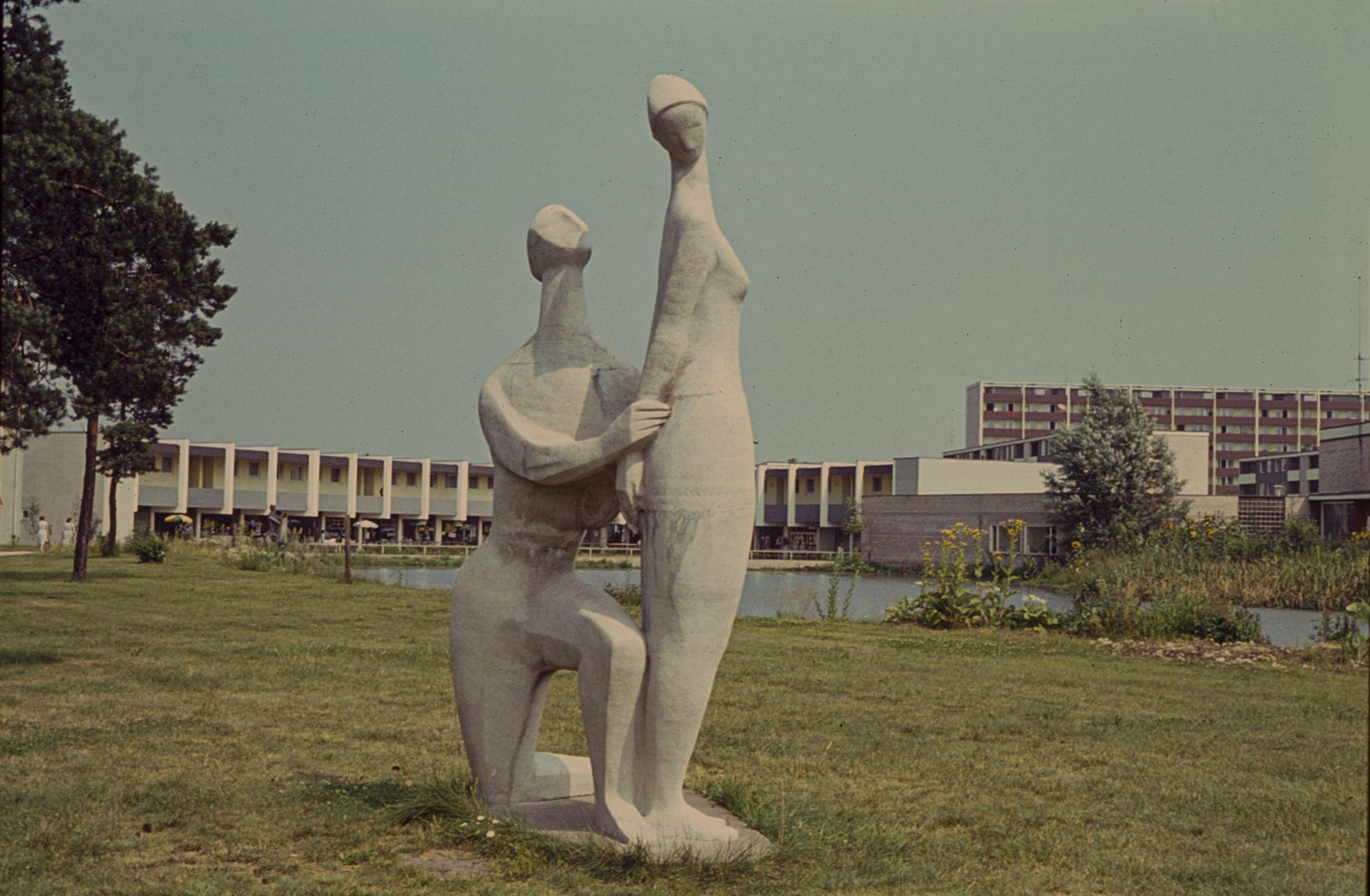 Die Betonplastik "Das Paar" hat Künstlerin Hella Rossner-Böhnlein 1963 für die Parkwohnanlage Zollhaus gestaltet.