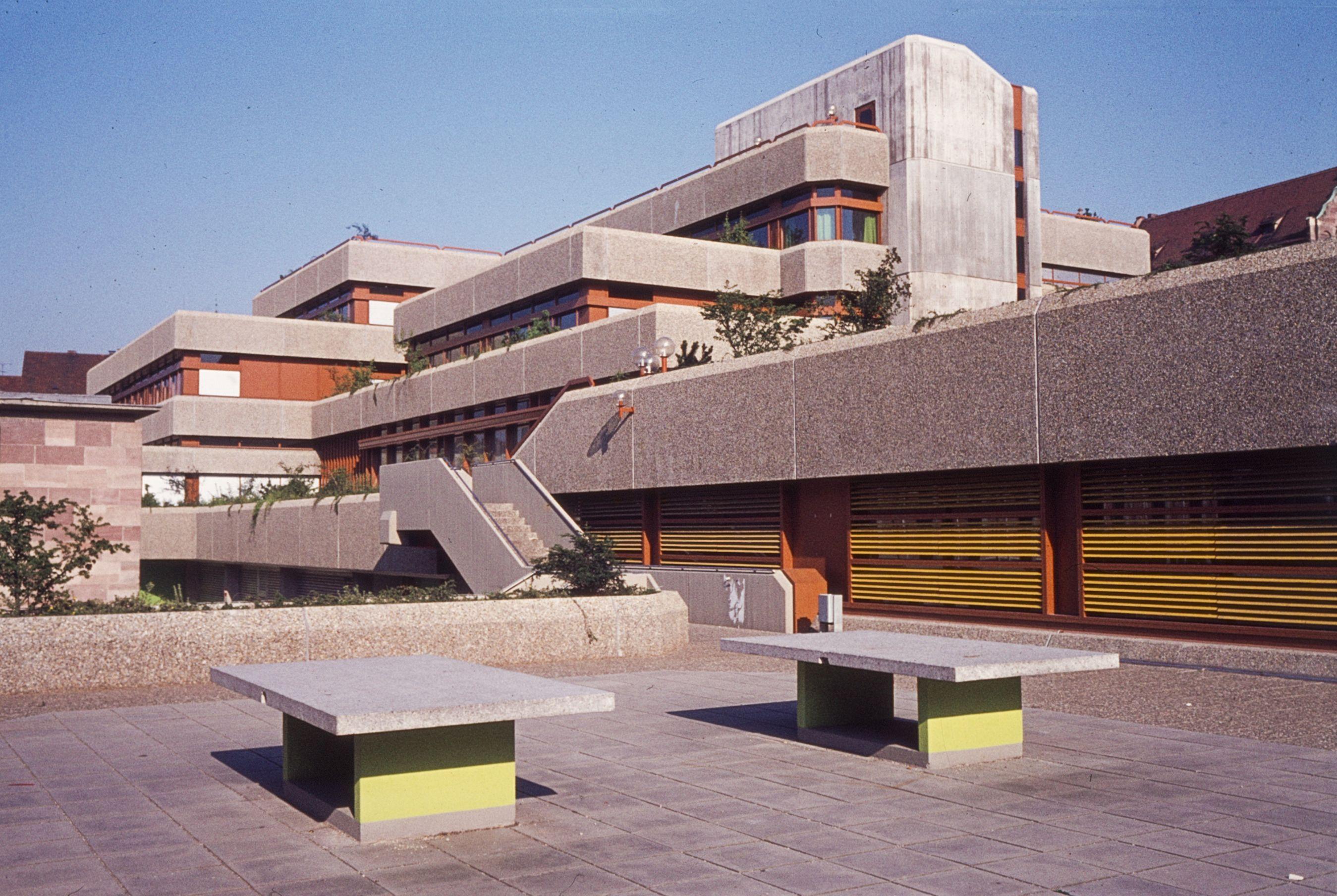 Klobig, abweisend, überdimensioniert und hässlich: die Betonwelt des Erweiterungsbaus für das Johannes-Scharrer-Gymnasium, fotografiert im Jahr 1975.
