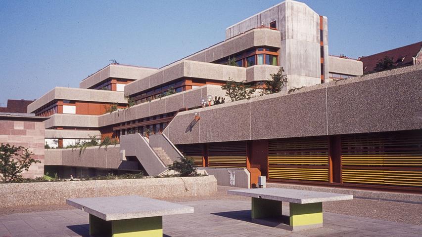 Klobig, abweisend, überdimensioniert und hässlich: die Betonwelt des Erweiterungsbaus für das Johannes-Scharrer-Gymnasium, fotografiert im Jahr 1975.
