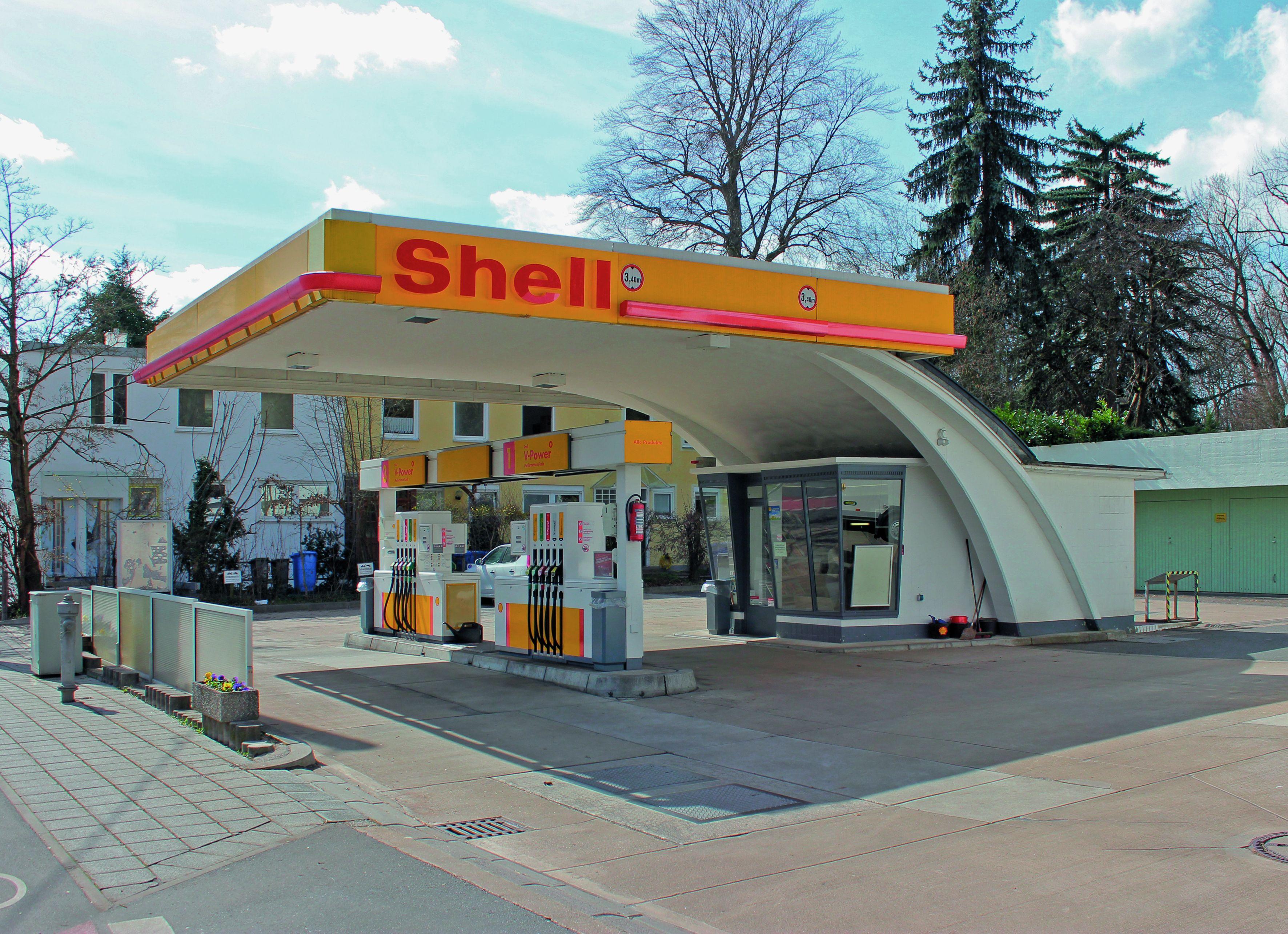 Das Dach der ehemaligen Caltex-Tankstelle (jetzt Shell) streckt sich, streckt sich und streckt sich - und kippt doch nicht um. Ein Beleg für die vielseitige, kreative Verwendbarkeit von Stahlbeton.