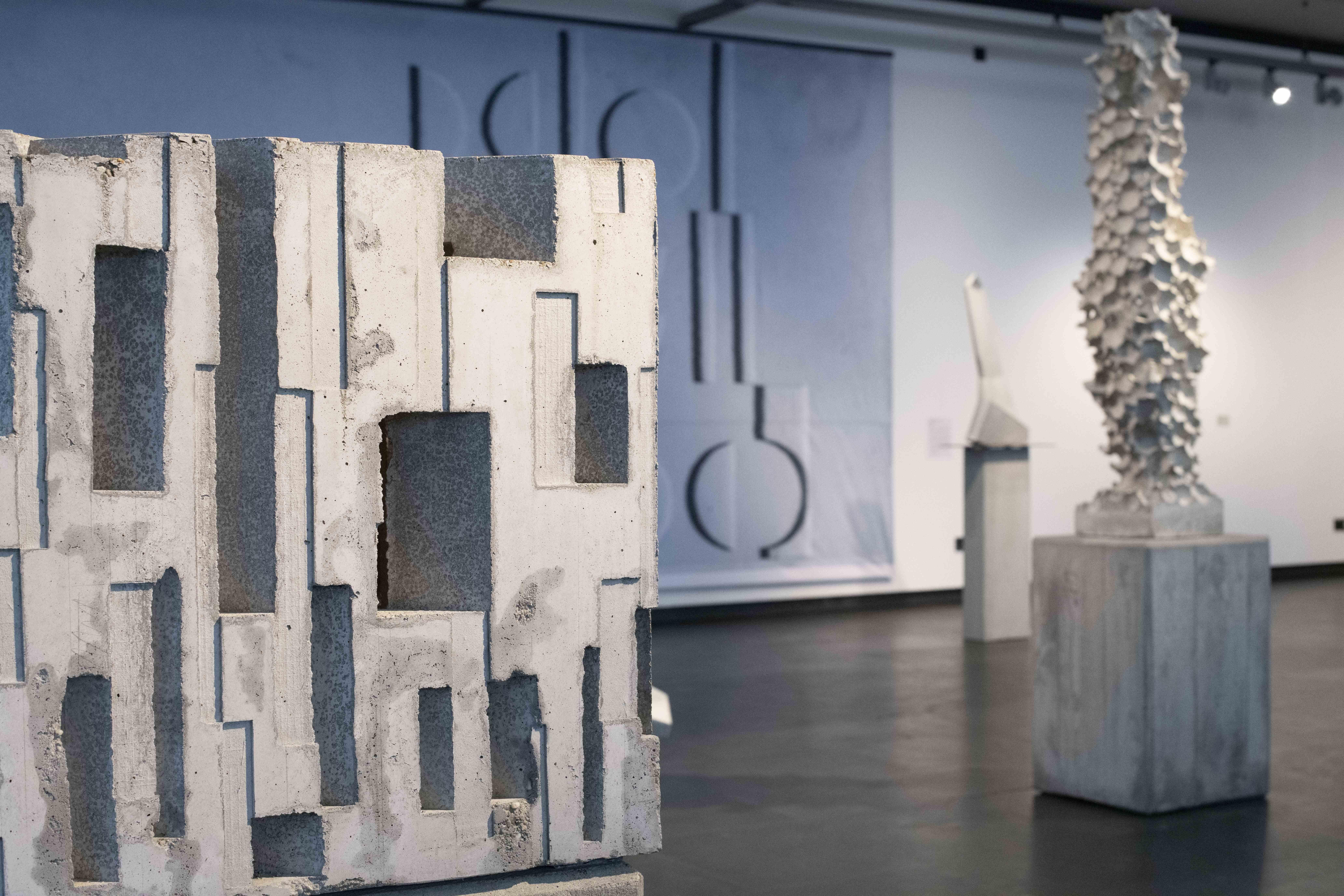 Die Künstler Tobias Rempp, Dominik Schoell und Robert Scholz stellen in der Ausstellung "Beton. Raum. Kunst" in der Norishalle ihren kreativen Umgang mit dem Werkstoff Beton vor.