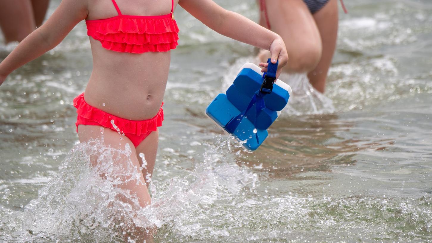 Schön grell, wenn's geht. Helle Neon-Farben machen Kinder im Wasser am besten sichtbar. Schön grell, wenn's geht. Helle Neon-Farben machen Kinder im Wasser am besten sichtbar.