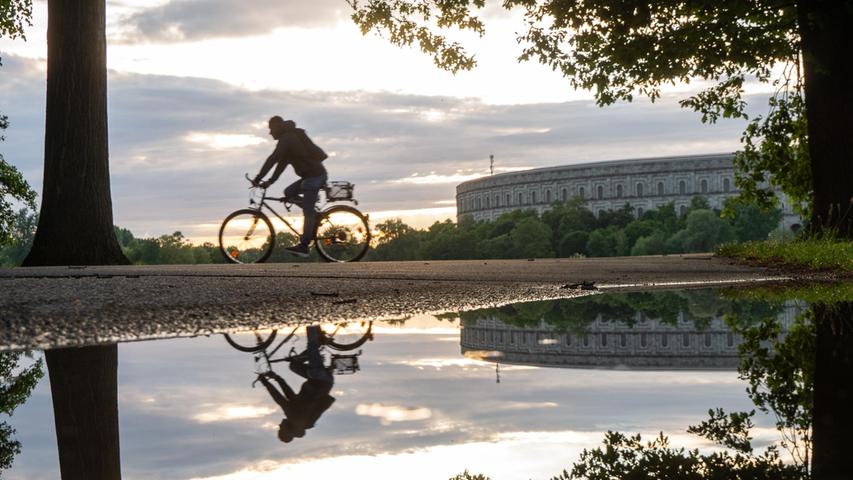 Kurz nach einem Regenguss und vor Sonnenuntergang am Dutzendteich mit dem Rad vorbeizufahren ist ein überirdischer Genuss. Als ob der Radler unterirdisch unterwegs wäre, täuscht die Spiegelung in einer Pfütze vor.
