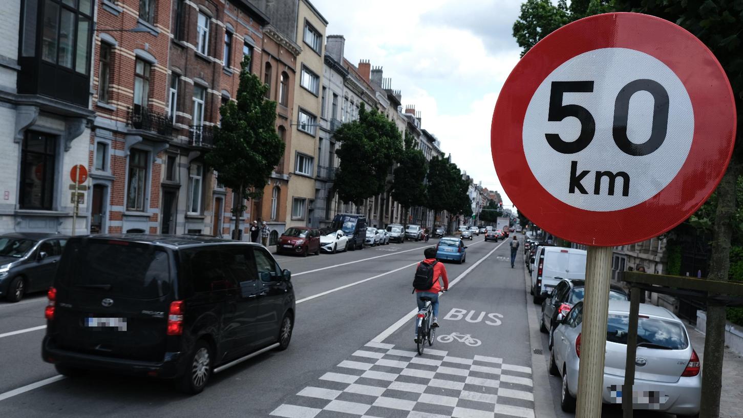 Mehr 50er-Schilder trotz flächendeckendem Tempo 30: In Brüssel werden nur noch die wenigen Ausnahmen ausgeschildert.
Mehr 50er-Schilder trotz flächendeckendem Tempo 30: In Brüssel werden nur noch die wenigen Ausnahmen ausgeschildert.