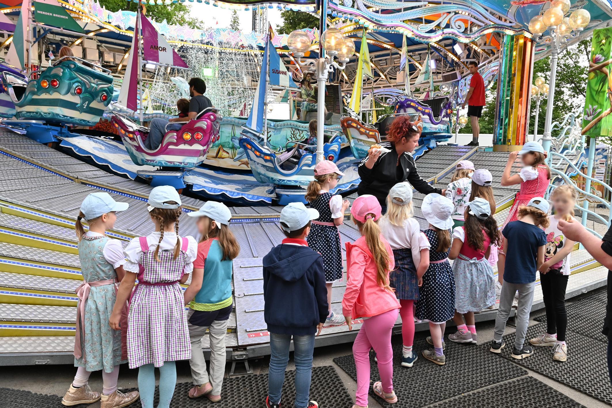 Der Familientag während der Bergkirchweih lockt am Donnerstag, 9. Juni, mit Vergünstigungen auf das Festgelände am Burgberg. 