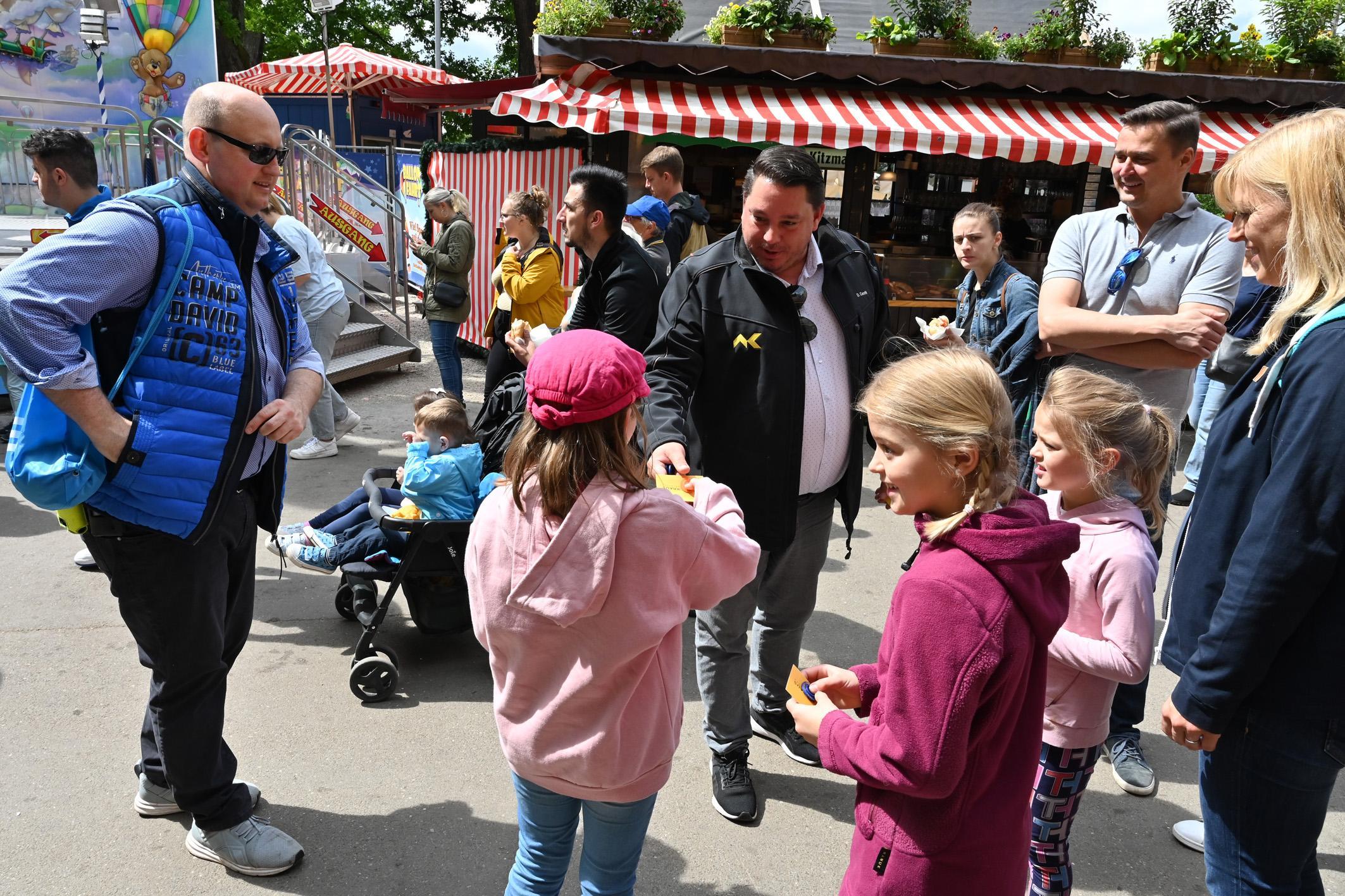  Jeweils mindestens ein Angebot auf den Kellern und bei den Schaustellern ist für Familien von 10 bis 20 Uhr um 50 Prozent reduziert.