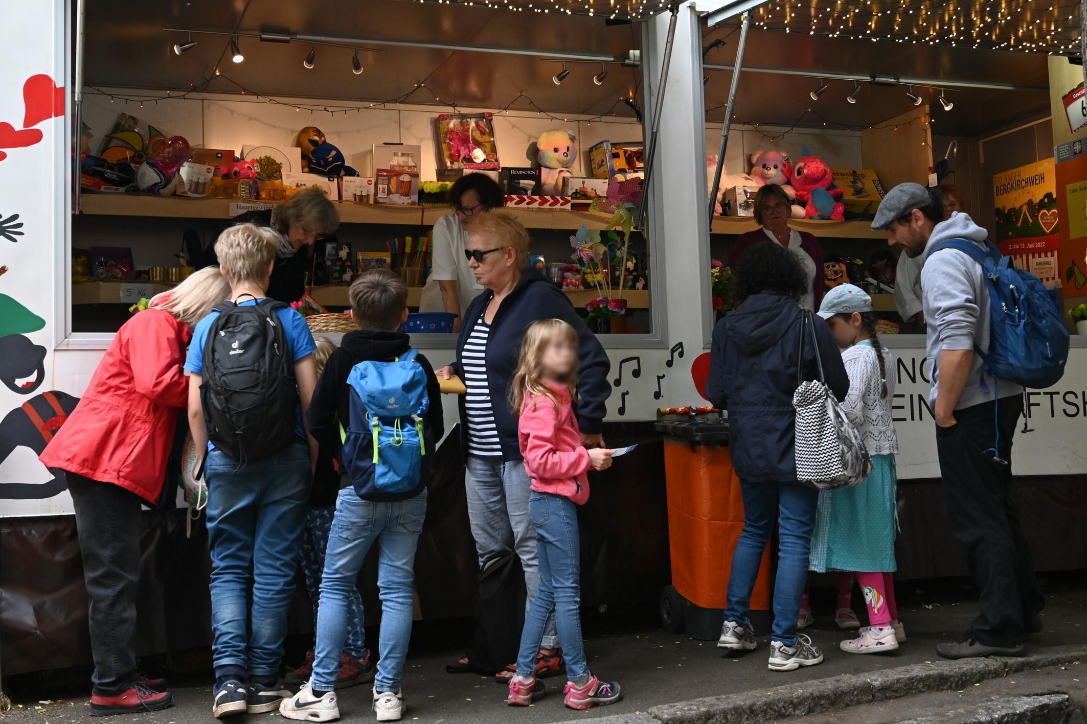 Auch Lose für einen guten Zweck wurden gekauft.