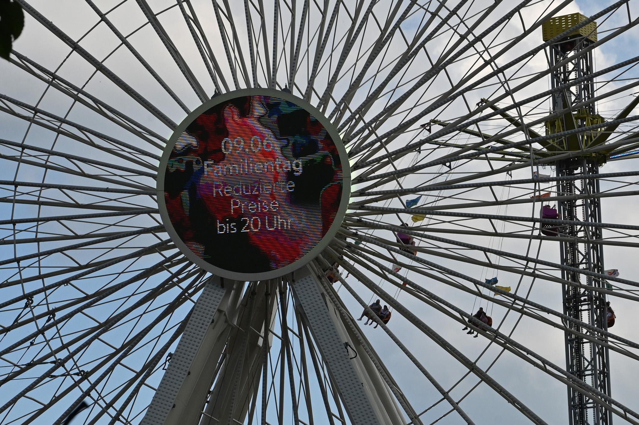 Am Familientag ist die Riesenrad-Fahrt deutlich günstiger.