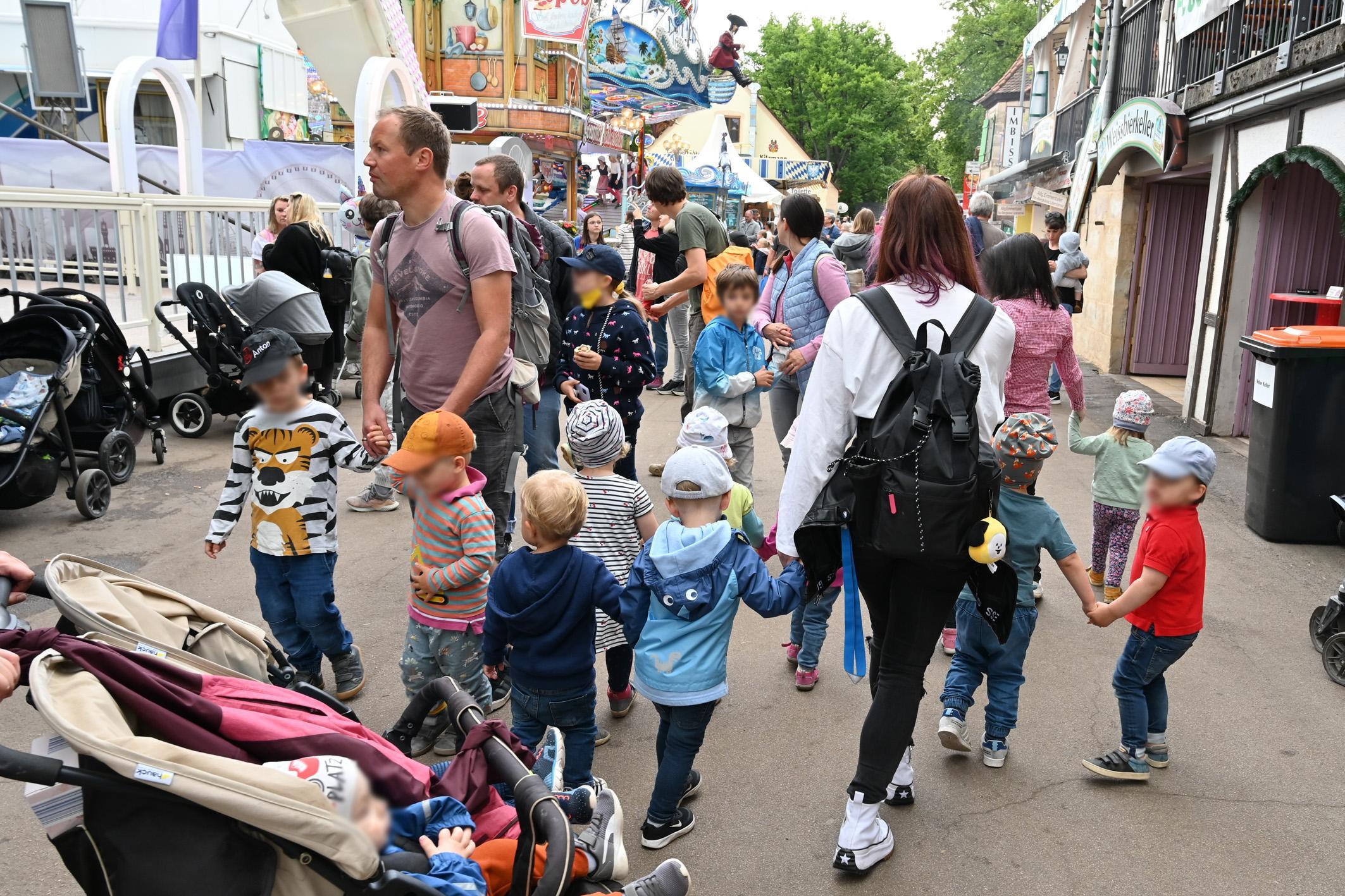 Vorbei an den Bierkellern geht´s zu den Fahrgeschäften.