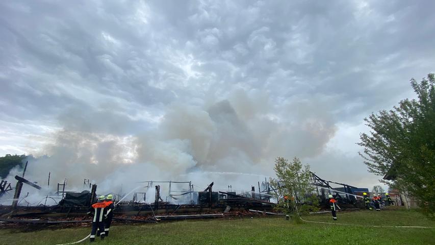 Großbrand im Landkreis Ansbach - Lagerhalle in Flammen